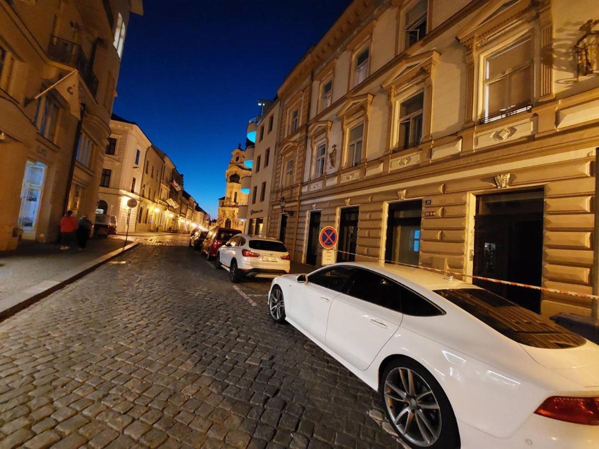 Apartman V Centru Na Velkem Namesti Hradec Králové 외부 사진